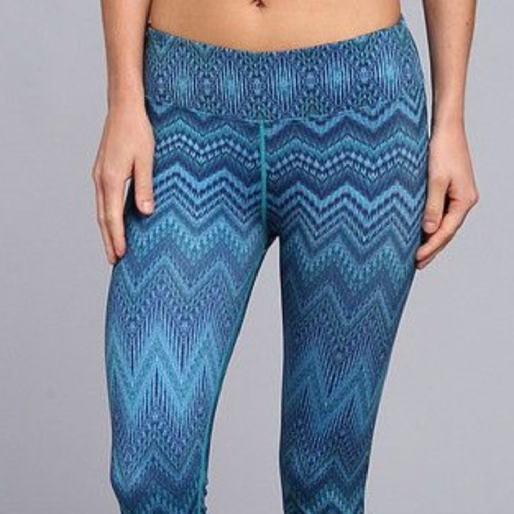 PrAna Roxanne Blue Chevron Printed Capri EUC sz S
